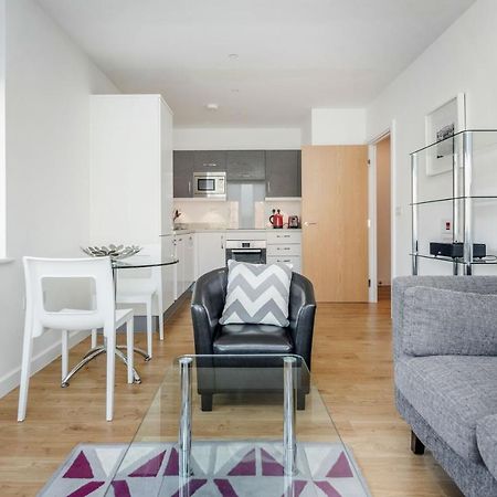 Roomspace Serviced Apartments - Swan House Leatherhead Buitenkant foto