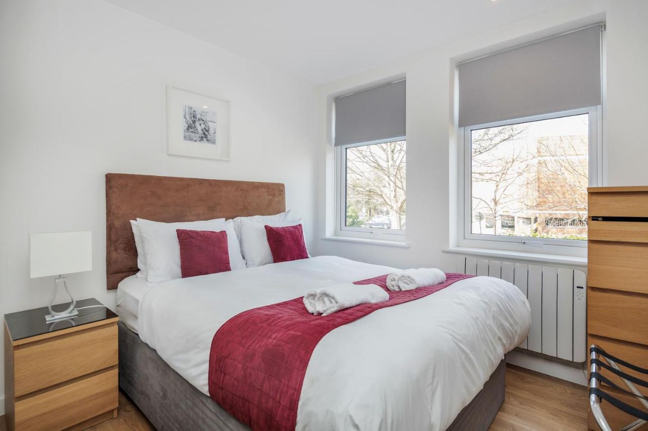 Roomspace Serviced Apartments - Swan House Leatherhead Buitenkant foto