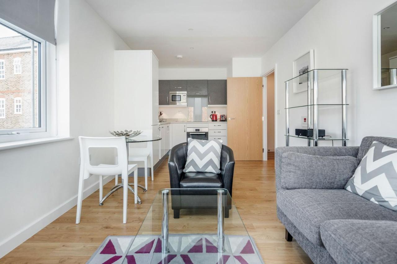 Roomspace Serviced Apartments - Swan House Leatherhead Buitenkant foto